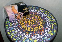 Мозаичный столик из битой посуды