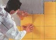 Как клеить кафельную плитку на стены